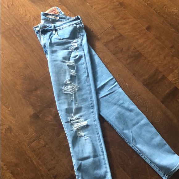 Women’s Levi Jeans - Picture 4 of 4